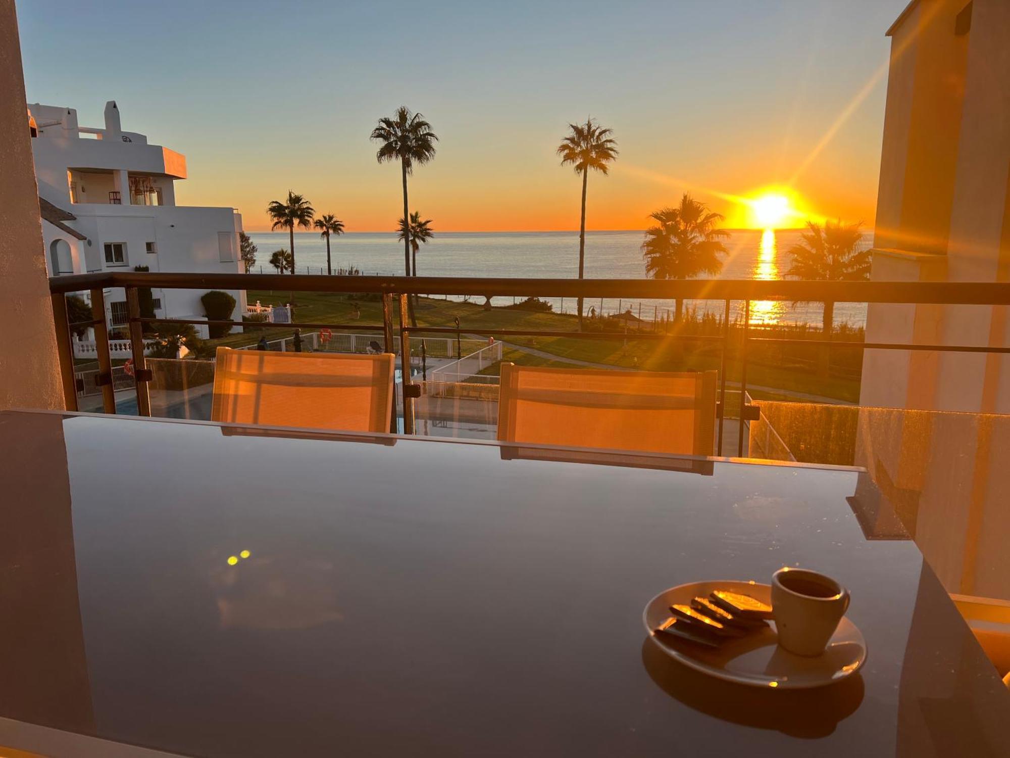Sunrise Beach Front - Casares Del Mar Eksteriør bilde