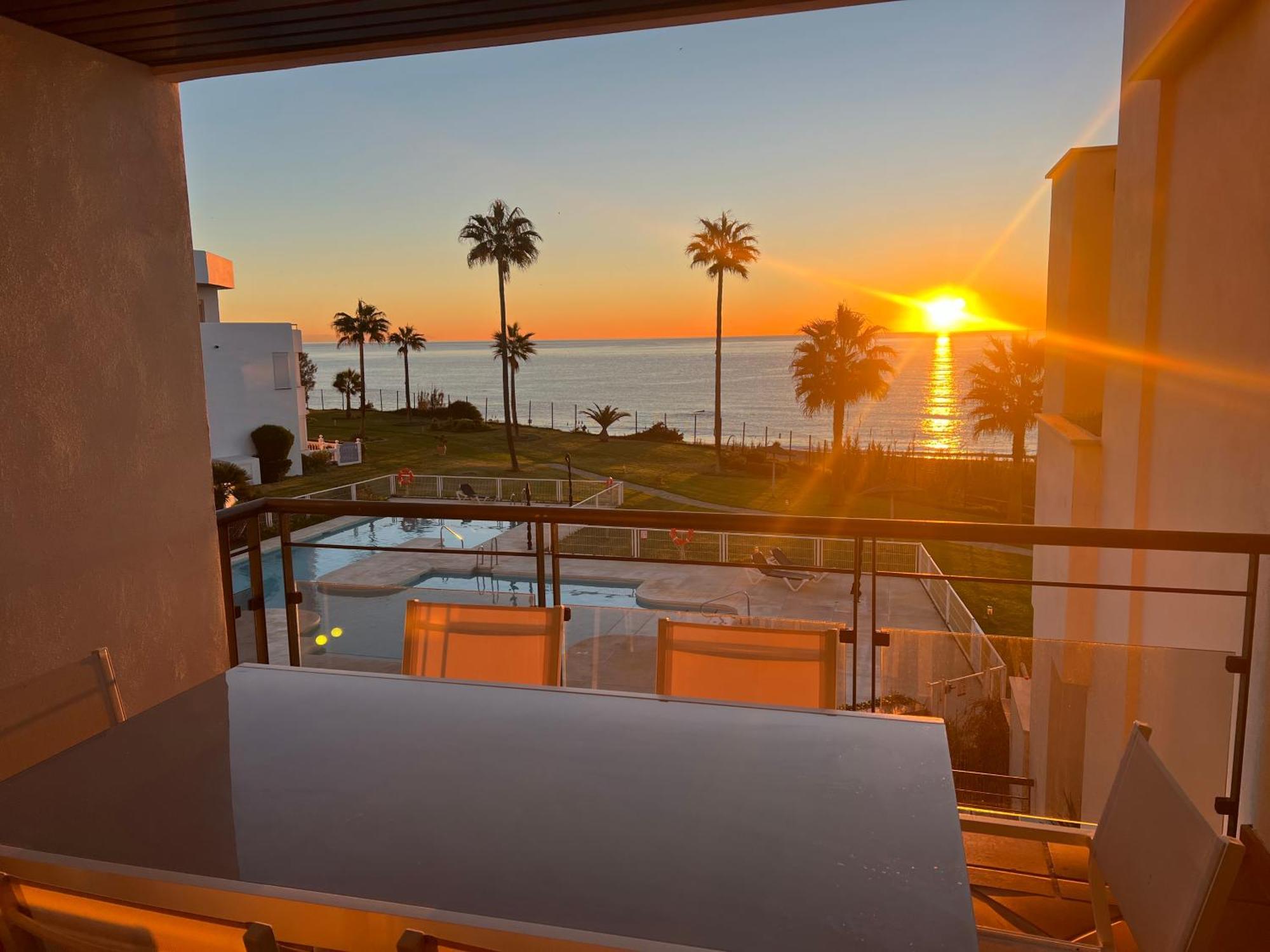 Sunrise Beach Front - Casares Del Mar Eksteriør bilde